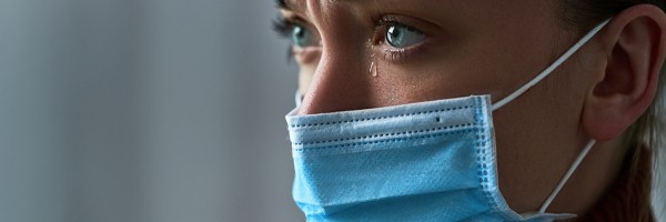Кто больше всего подвержен риску посттравматического стрессового расстройства, связанного с коронавирусом, и какое лечение доступно?