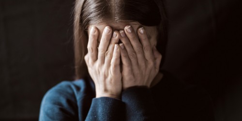 Почему дети с аутизмом могут заниматься мазком с калом, и что вы можете с этим сделать?