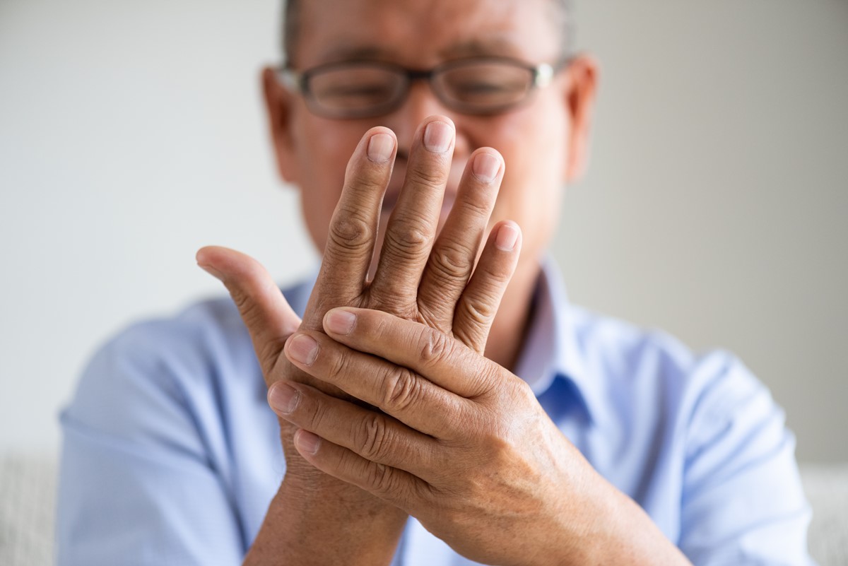 4 Causes Of Shaking Hands Hand Tremors 