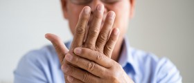 4 Causes Of Shaking Hands (Hand Tremors)