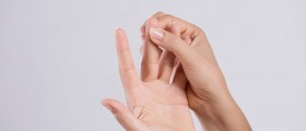 Middle Finger Pain - What Could Be Causing It?