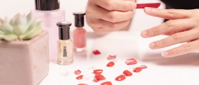 Signs Of An Acrylic Allergy, And How To Cope