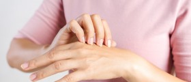 What Can Cause Severely Dry, Cracked And Swollen Fingers?