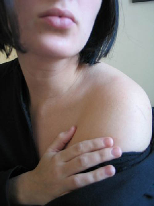 thumb_shoulder_pain.jpg