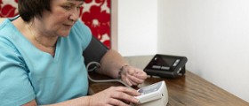 Finger blood pressure monitor