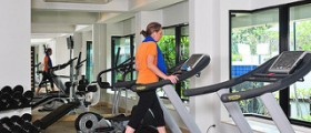 Exercise for healthy weight loss in a gym