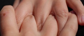 Knuckle cracking habit