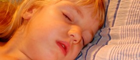 How many hours sleep do small children need?