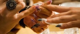 Nail extensions and small kids - do they combine?