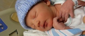 Do newborns need to wear hats?
