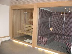 Saunas and steam rooms benefits