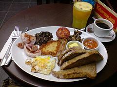 Why breakfast is important while dieting?